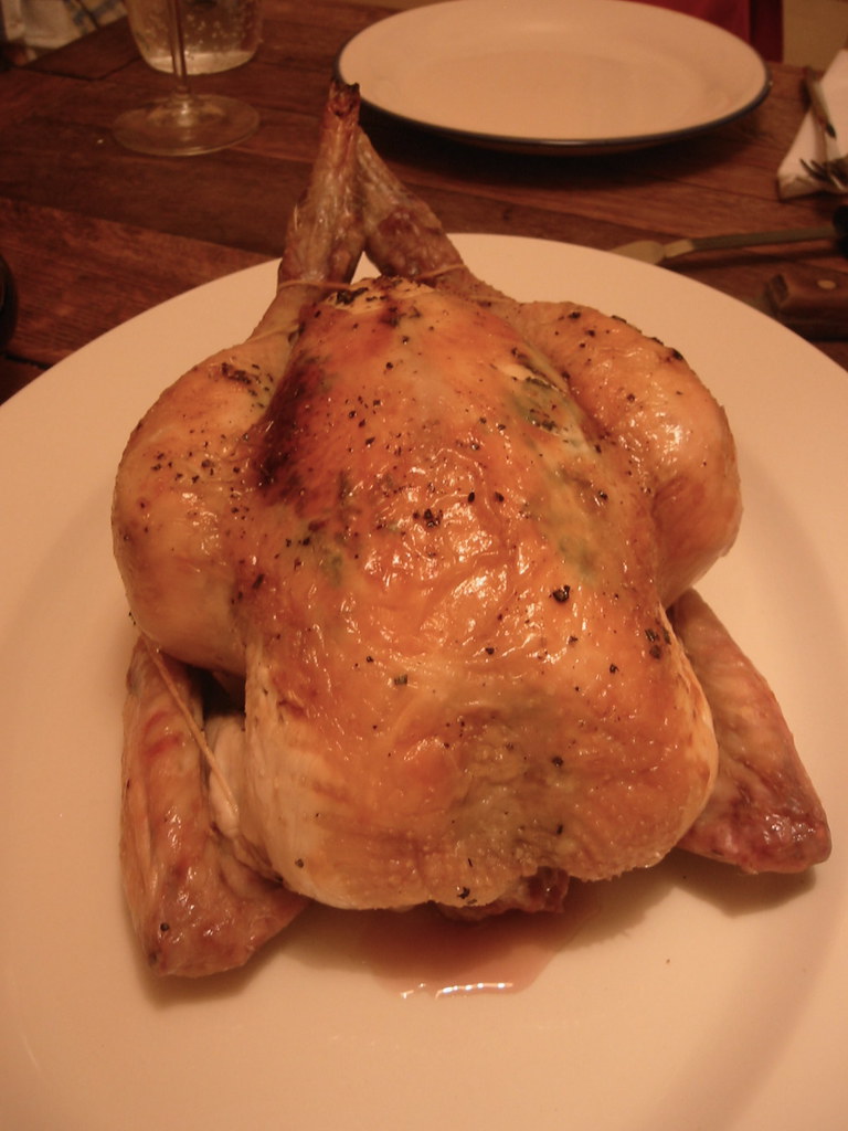 Fotografia licenciada de um frango assado servido em um prato.