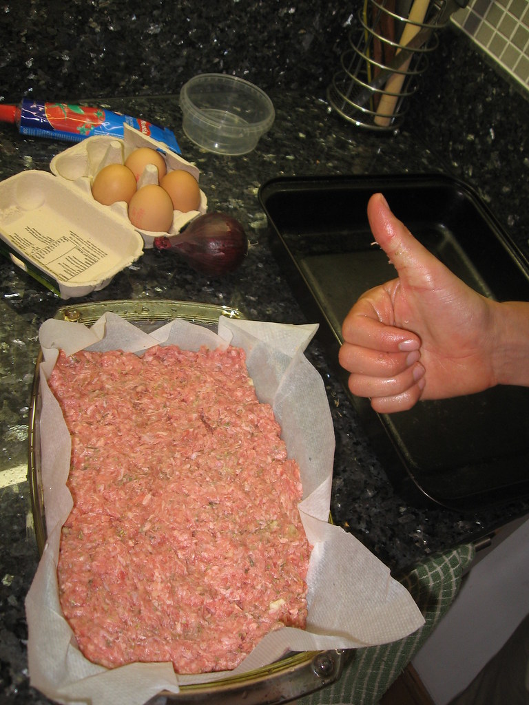 Etapa de preparo de uma receita com carne moida.