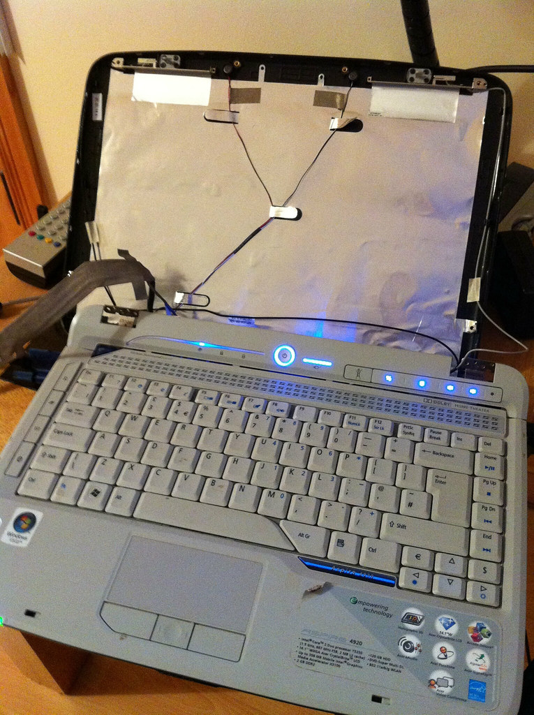 Pessoa fazendo manutencao em um laptop