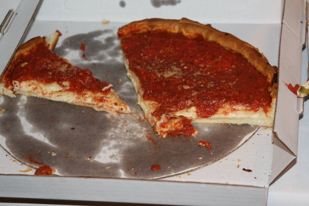 Pizza assada pronta para servir.