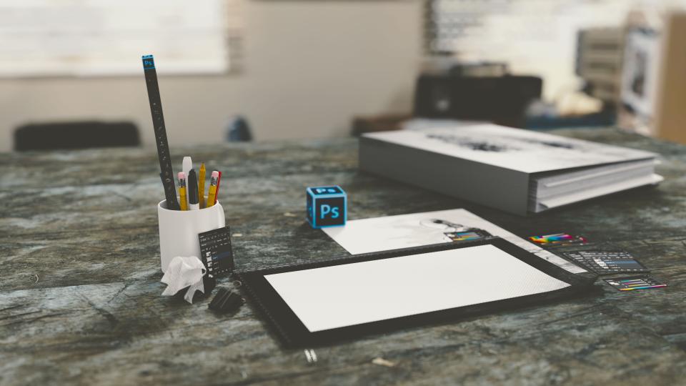 Computador e materiais organizados em uma mesa de trabalho