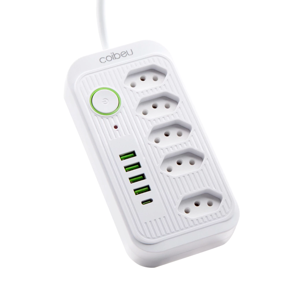Extensão COIBEU WKC-541 branca com cinco tomadas, quatro USB-A e uma USB-C.
